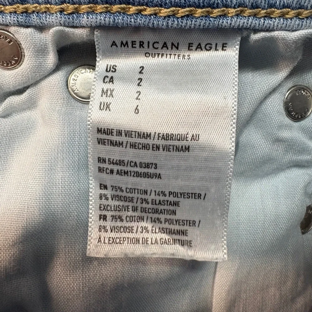 American Eagle Women 2 Midi Denim Shorts Light Wash Next Level Stretch Raw Hem